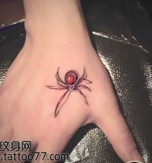 美女手部彩色蜘蛛纹身图片