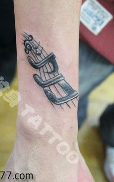 手臂潮流经典的音符纹身图片
