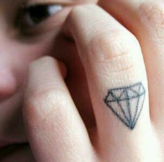 手指上小小的钻石图腾纹身