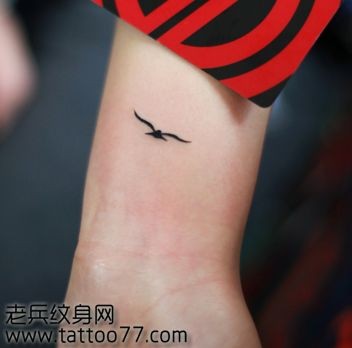 手臂可爱的图腾小鸟纹身图片