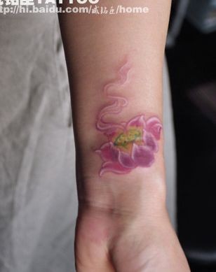 女孩子手臂唯美好看的莲花纹身图片