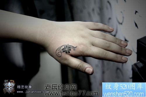 美女手部唯美好看的四叶草纹身图片
