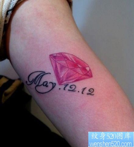 女孩子手臂内侧钻石字母纹身图片