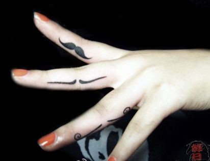 一幅女人手指小胡子纹身图片