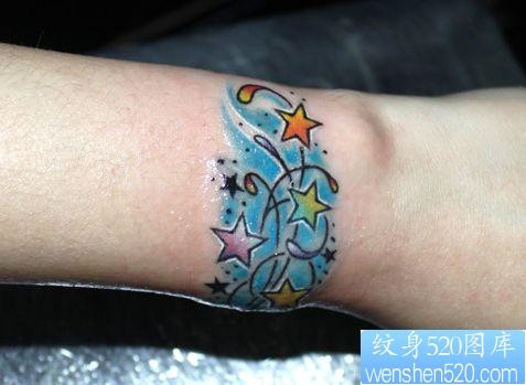 手臂好看的彩色五角星纹身图片