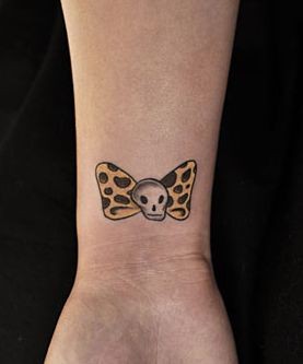 女人喜欢的手腕可爱蝴蝶结纹身图片