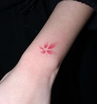 女孩子手臂好看的樱花纹身图片