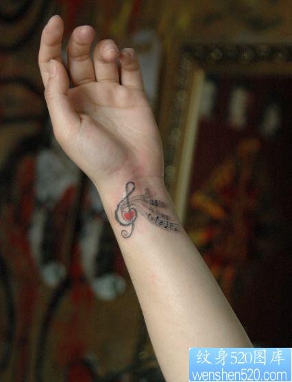 女孩子手腕潮流流行的音符纹身图片
