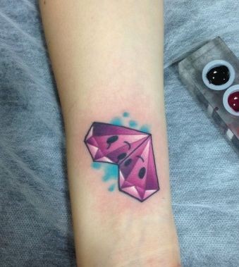 女人喜欢的手臂爱心钻石纹身图片