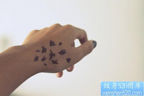 女人手部一幅图腾小鸟纹身图片