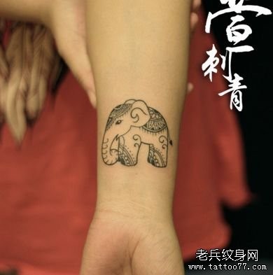女孩子手臂可爱的小象纹身图片
