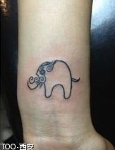 女孩子手臂图腾大象纹身图片