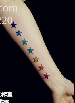 女孩子手臂彩色五角星纹身图片
