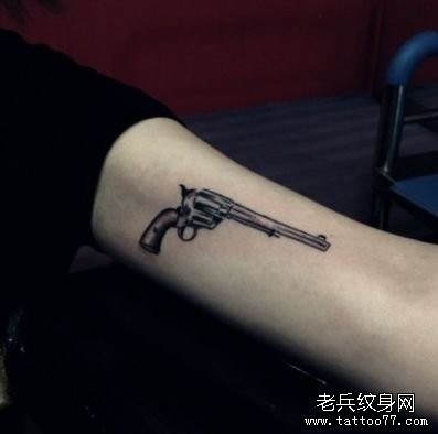 女人手臂一幅小手枪纹身图片