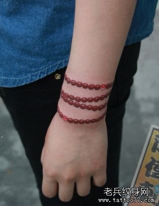 女孩子手臂流行的佛珠手链纹身图片