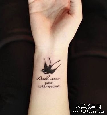 女孩子手腕处小燕子与字母纹身图片