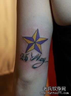 女人手臂一幅彩色五芒星纹身图片