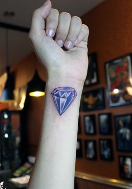 女孩子手臂彩色钻石纹身图片