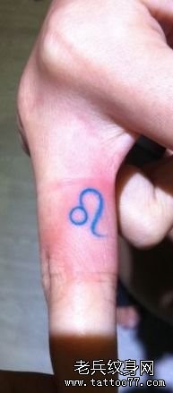 女孩子手指狮子座符号纹身图片
