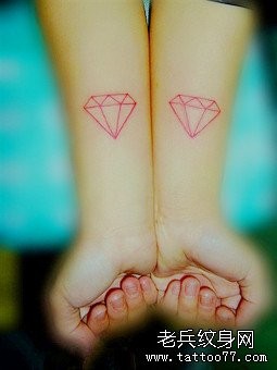 女孩子手臂流行简洁的钻石纹身图片