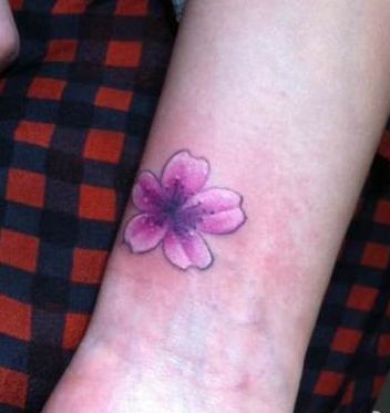 女孩子手臂小巧精美的樱花纹身图片