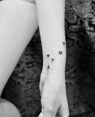 女孩子手臂流行的图腾鸽子纹身图片