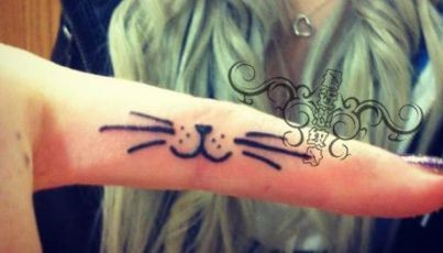 女孩子手指可爱猫咪纹身图片