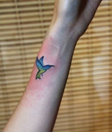 女孩子手臂好看的蜂鸟纹身图片