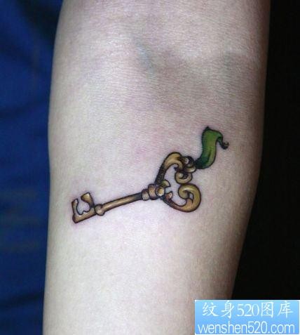 手臂流行潮流的一幅钥匙纹身图片