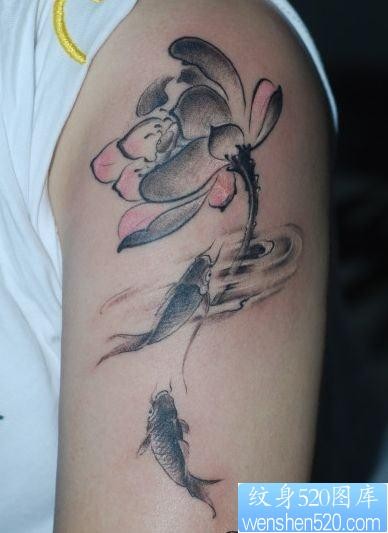 手臂流行的水墨画风格莲花鲤鱼纹身图片
