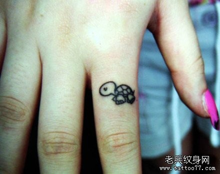 女孩子手指可爱的小乌龟纹身图片