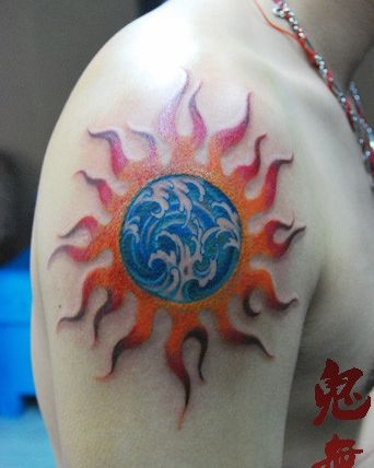 手臂精美好看的太阳浪花纹身图片