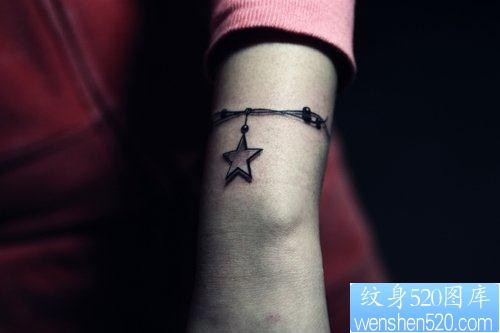 女人手腕处五角星手链纹身图片