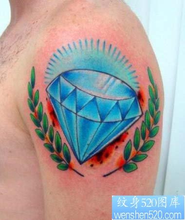 男人手臂漂亮的彩色钻石纹身图片