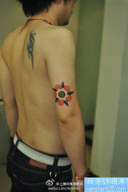 男人手臂好看的刺青花纹身图片