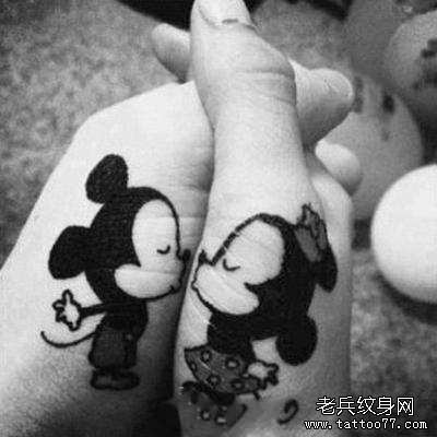 手部可爱的情侣米老鼠纹身图片