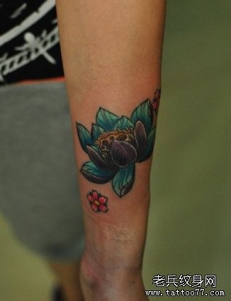 女孩子手臂好看的彩色莲花纹身图片