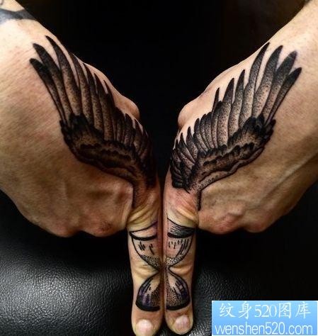 手臂一幅黑灰翅膀纹身图片