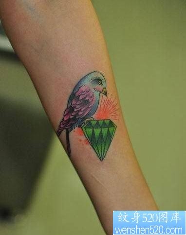 女人手臂一幅彩色小鸟与钻石纹身图片