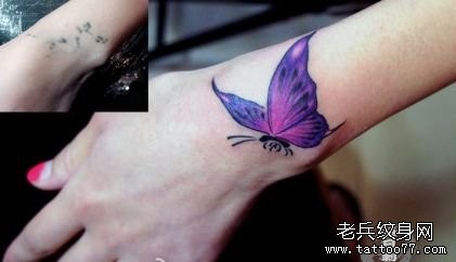 美女手腕处彩色小蝴蝶纹身图片