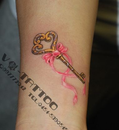 女孩子手臂彩色钥匙蝴蝶结纹身图片