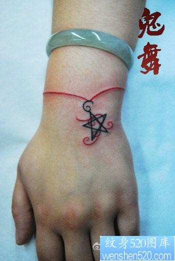 女人手腕处简单的五角星手链纹身图片