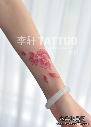 女人手臂小巧潮流的樱花纹身图片
