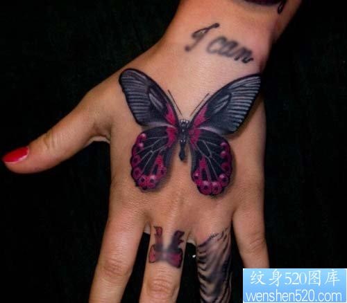 女人手背潮流漂亮的蝴蝶纹身图片