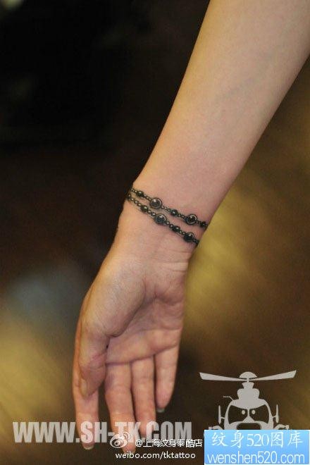 女人手腕小巧时尚的手链纹身图片