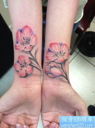 女人手腕潮流漂亮的花卉纹身图片