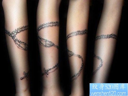女人手臂精美潮流的手链纹身图片