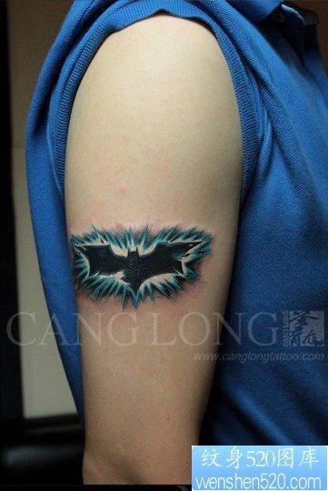 手臂一幅时尚好看的小蝙蝠纹身图片