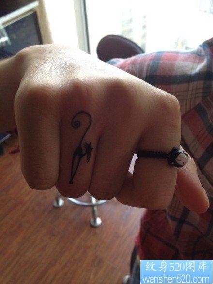 女人手指小巧潮流的图腾猫咪纹身图片