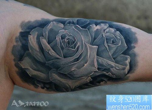 手臂内侧经典的欧美彩色玫瑰花纹身图片